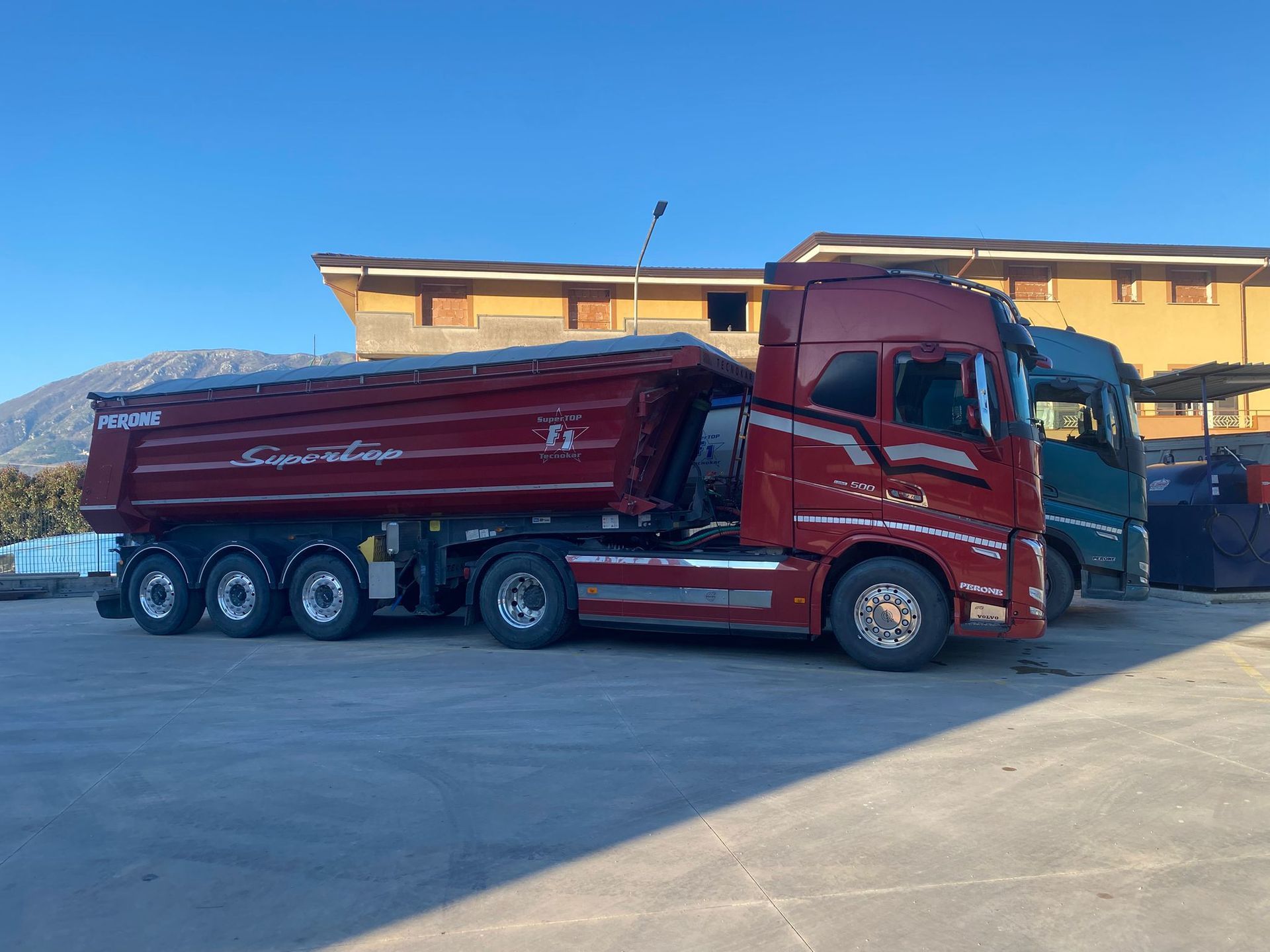 Due autocarri ribaltabili Volvo