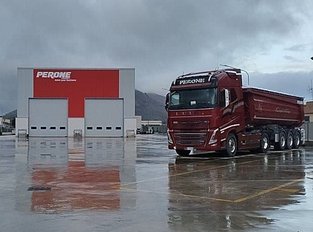 Due autocarri ribaltabili Volvo