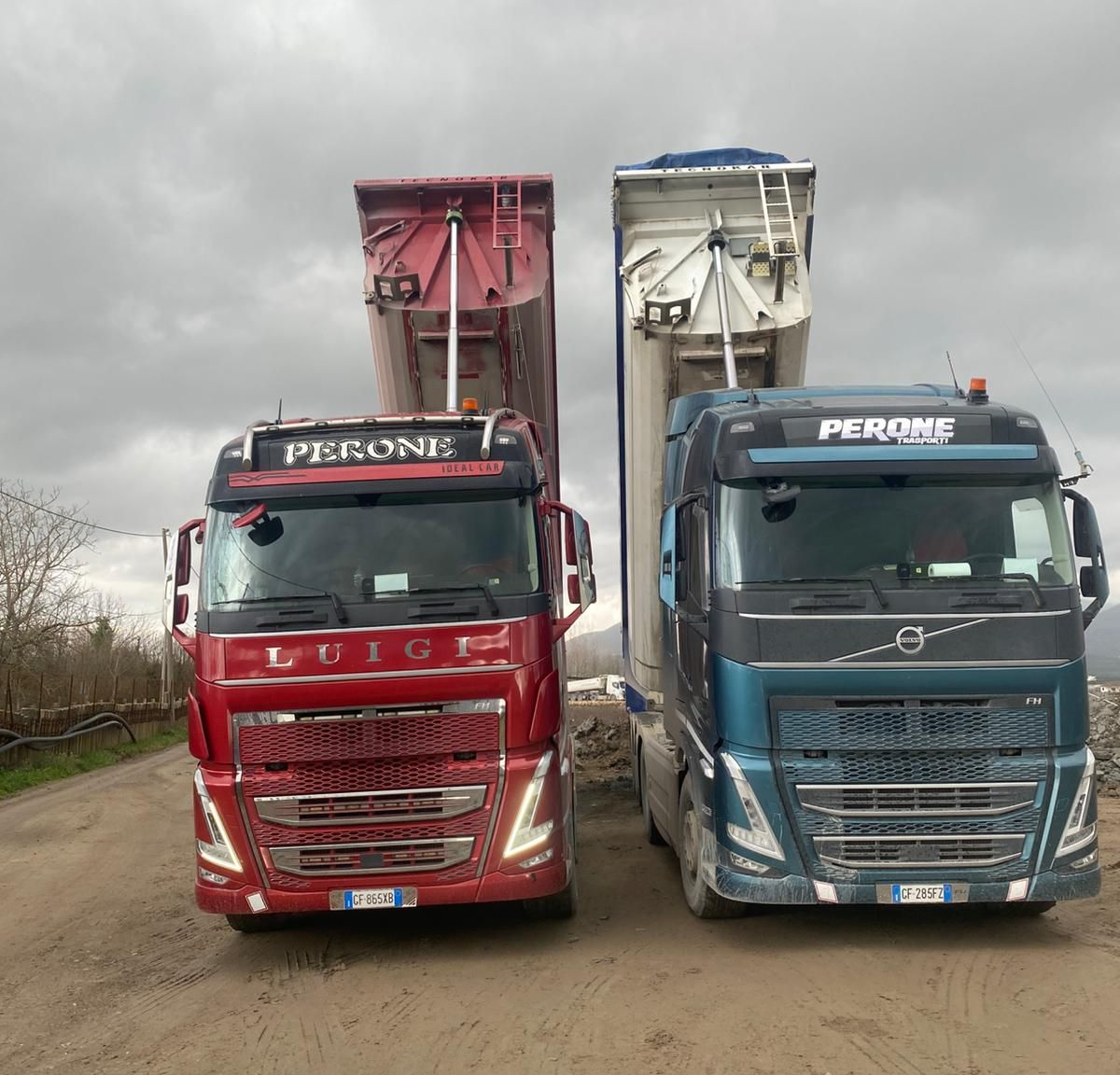 Due autocarri ribaltabili Volvo