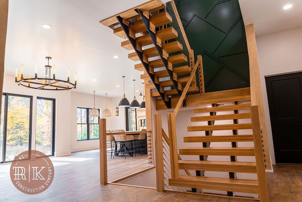 Large windows in living space for natural light in Linking County OH