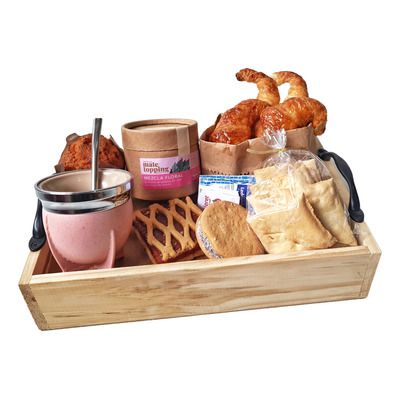 Bandeja de madera con pastelitos, mate y pequeños recipientes.