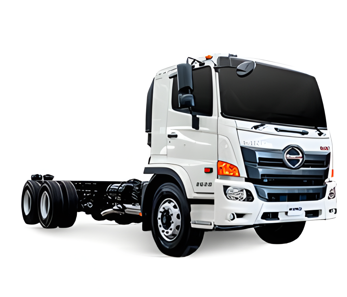 Um caminhão Hino série 700 branco, com cabine e chassi, posicionado em um ângulo de três quartos contra um fundo branco liso.