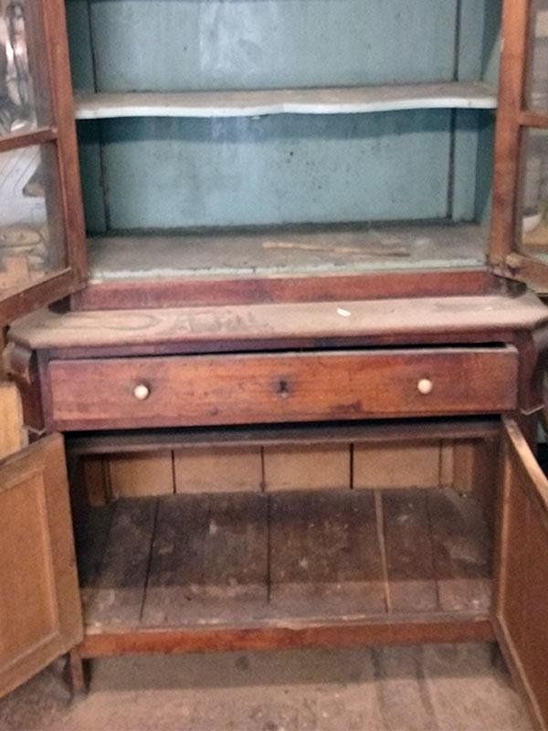 antica credenza in legno e vetro restaurata