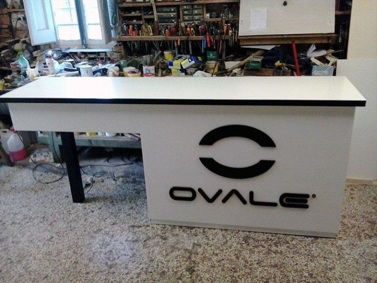 desk informativo in legno