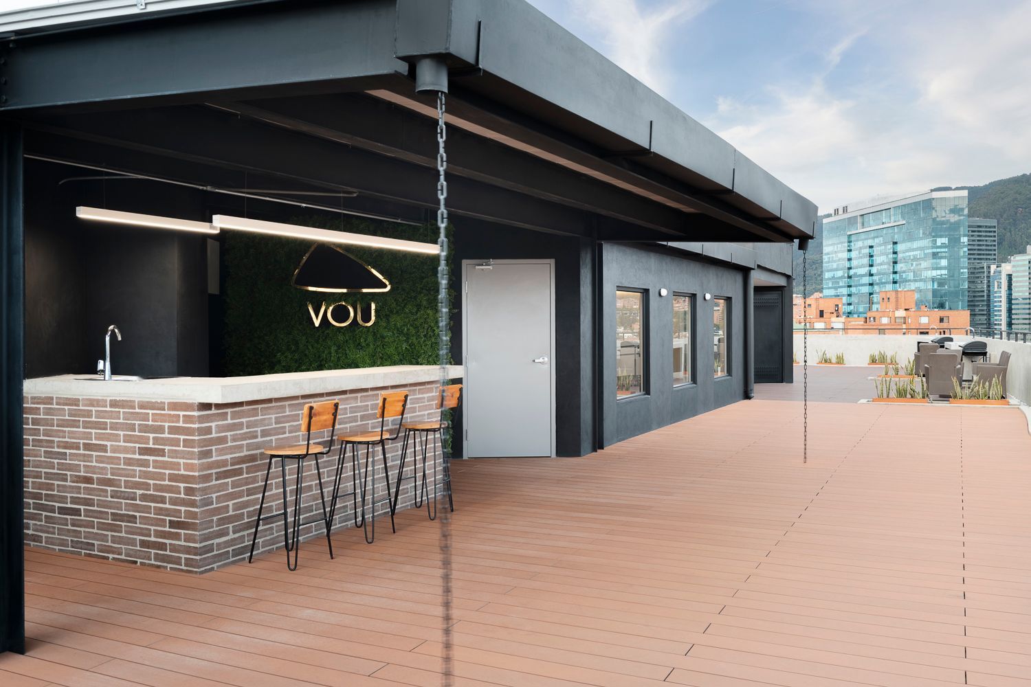 Acceso exterior de hotel con diseño moderno en Bogotá, hotel con rooftop en Bogotá y espacios para disfrutar la ciudad.
