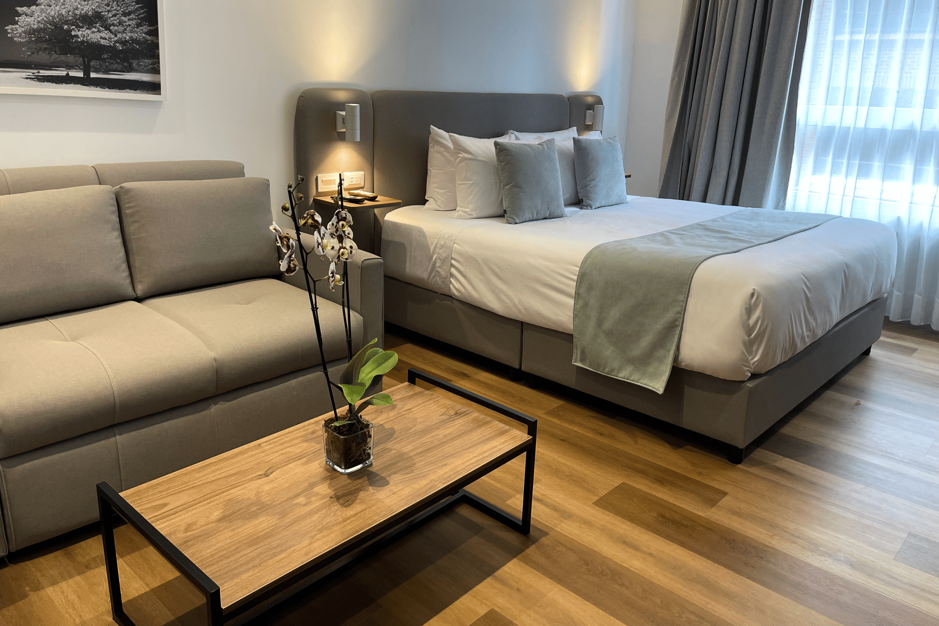 Suite con cama y zona funcional, apartsuites Bogotá para larga estadia Bogotá con comodidad.
