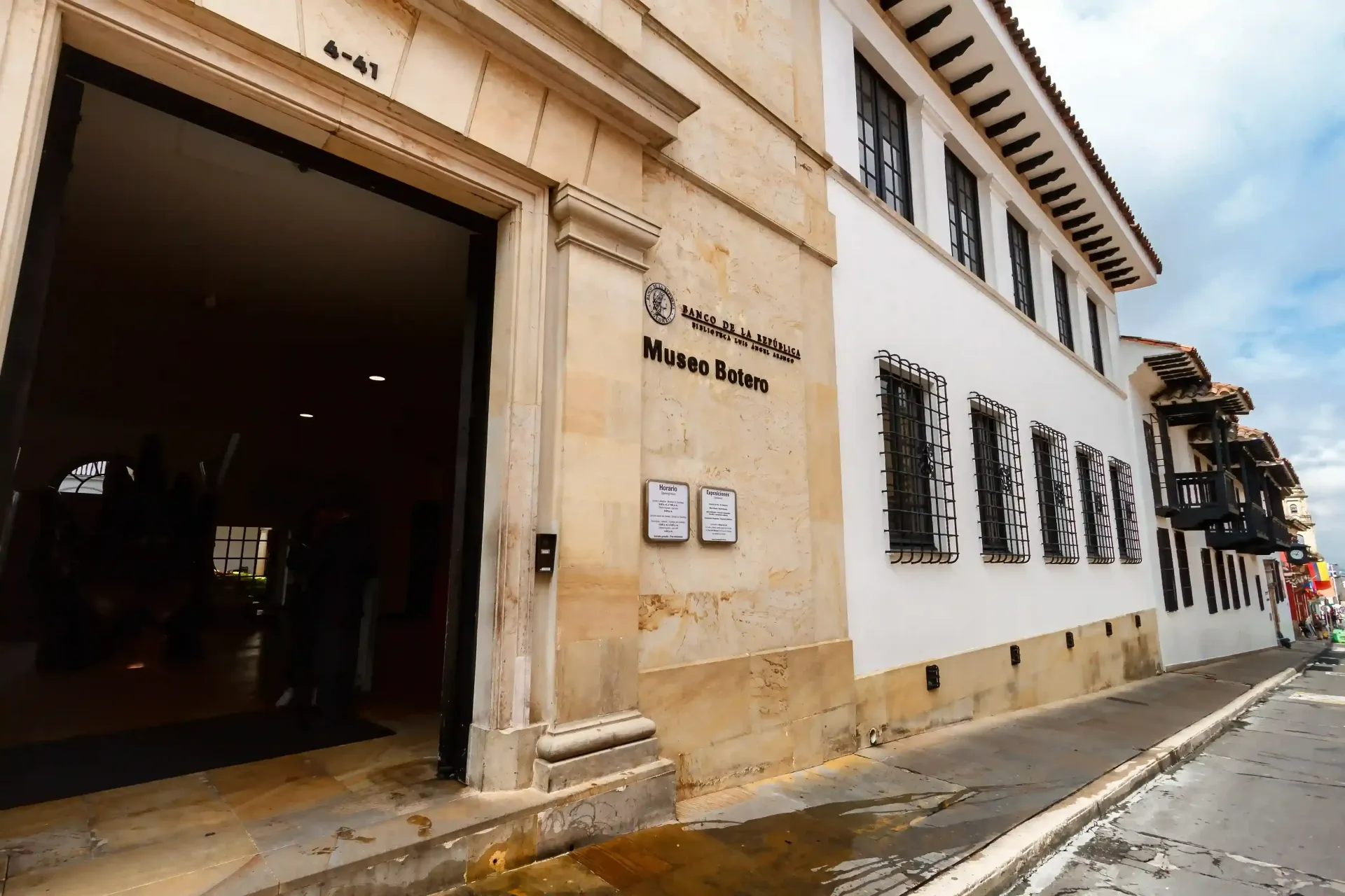 Entrada de museo en calle del centro histórico, plan de Bogotá cultural cerca de atracciones a pie.