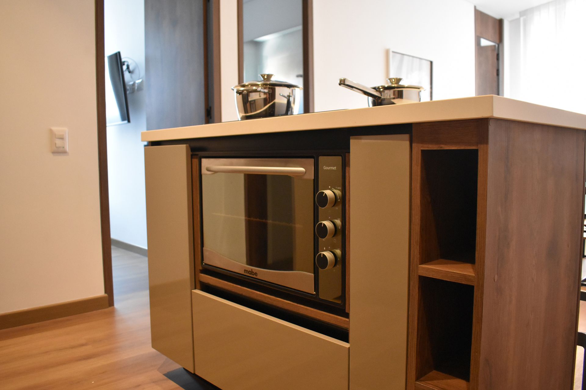 Cocina equipada en apartasuite internacional Bogotá con cocina y coworking, ideal para viajeros que buscan practicidad en el norte.