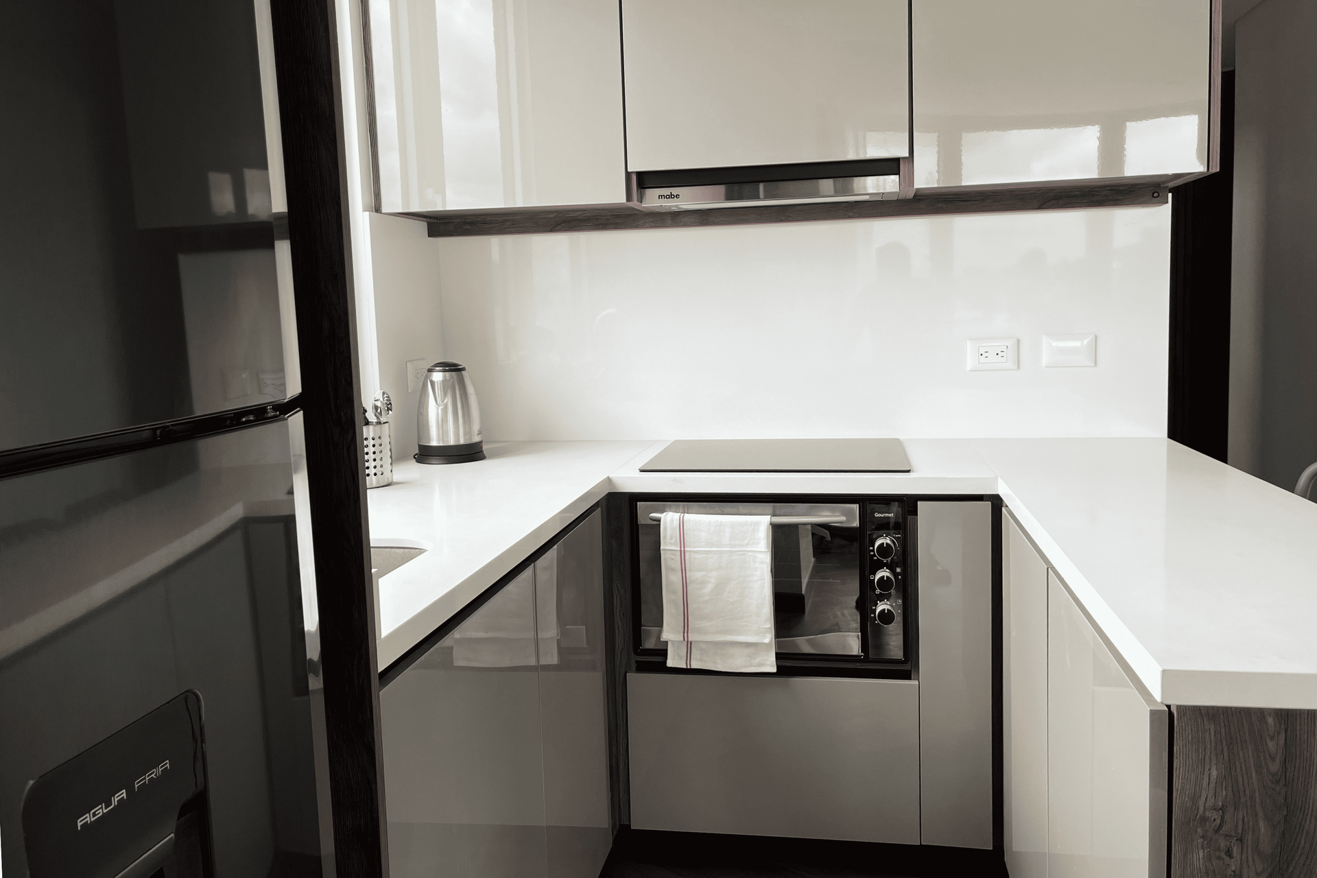 Cocina compacta en VOU Suites Bogotá, ventajas de un apartasuite en Bogotá para estadías largas y viajeros internacionales.