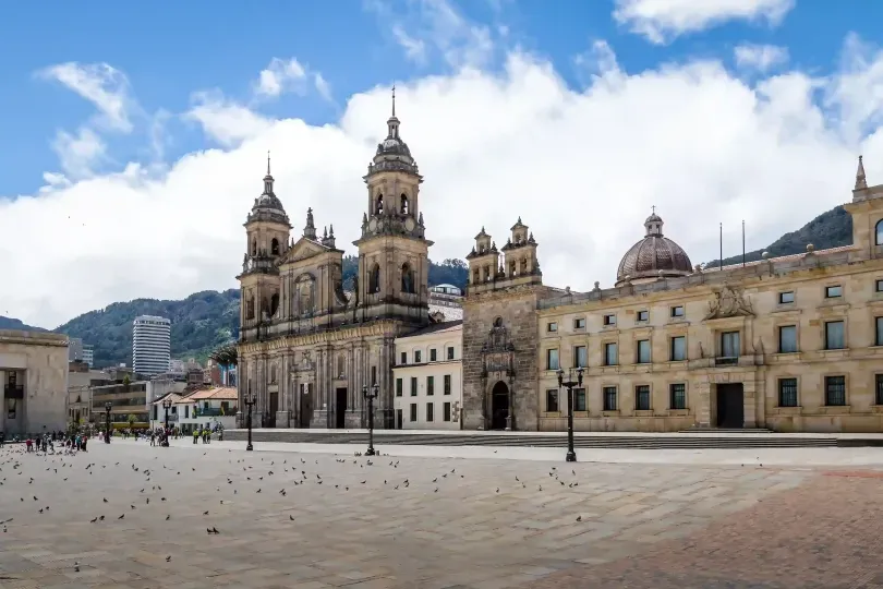 Plaza de Bolívar, uno de los principales íconos culturales de Bogotá, que refleja el espíritu artístico y patrimonial de la ciudad que los huéspedes de VOU Apartasuites pueden explorar.