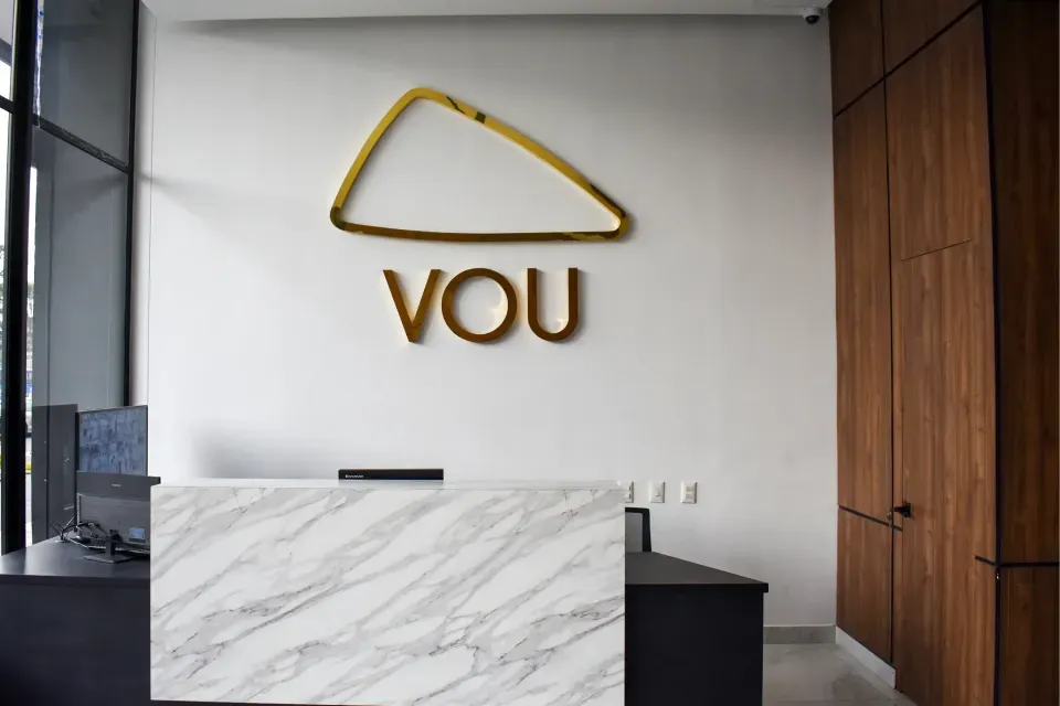 Recepción de VOU Apartasuites Bogotá con diseño moderno y elegante, representando el arte y confort que caracterizan la experiencia del hotel.