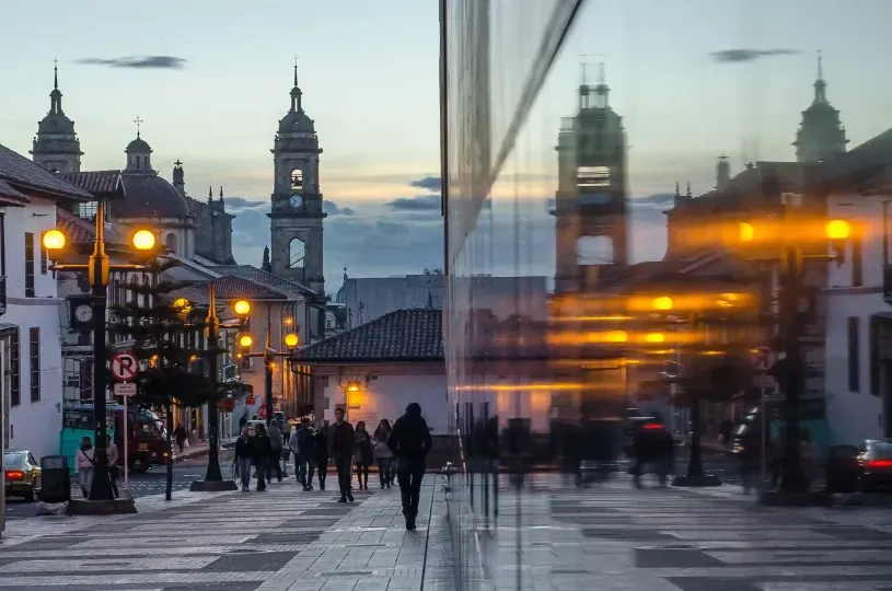 Paisaje urbano del norte de Bogotá al atardecer, mostrando la energía cosmopolita que rodea a VOU Apartasuites, ideal para disfrutar la ciudad con estilo y confort.