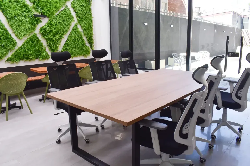 Espacio de coworking en VOU Suites Bogotá, una opción de hotel para trabajar y hospedarse con comodidad en la ciudad.”