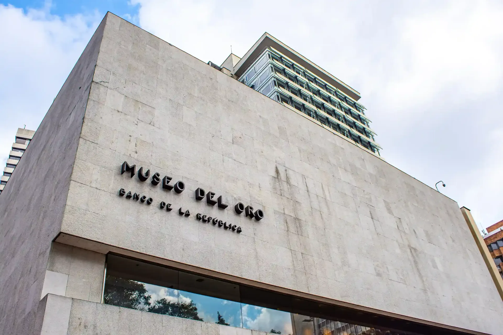 Fachada de museo en el centro, ideal para planes culturales en Bogotá.