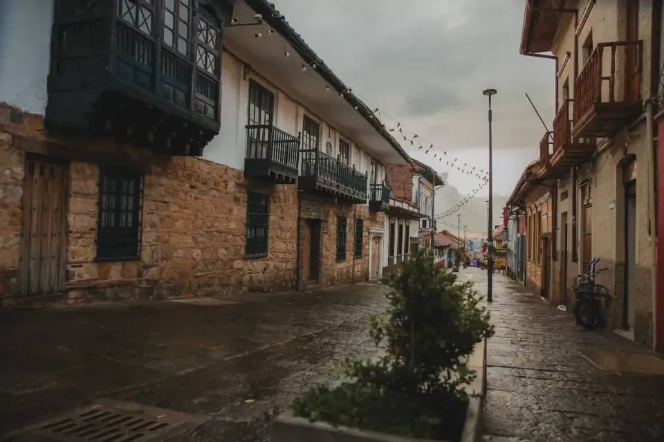 Vista urbana de Bogotá con planes turísticos recomendados desde VOU Suites para disfrutar la ciudad.