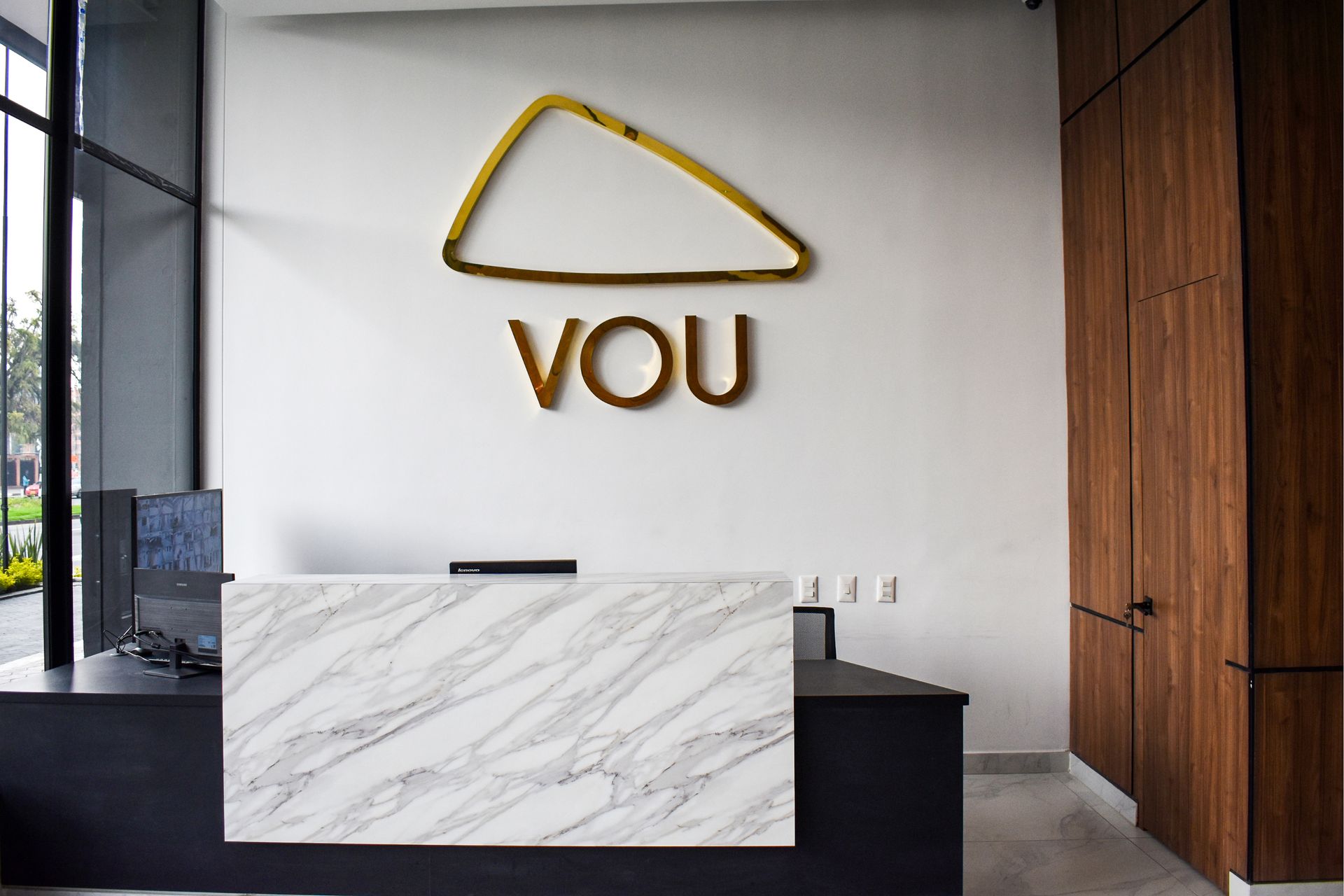 Recepción de VOU, apartahotel en Bogotá que ofrece estadías modernas y confortables con un estilo urbano inspirado en el arte y la vida citadina.