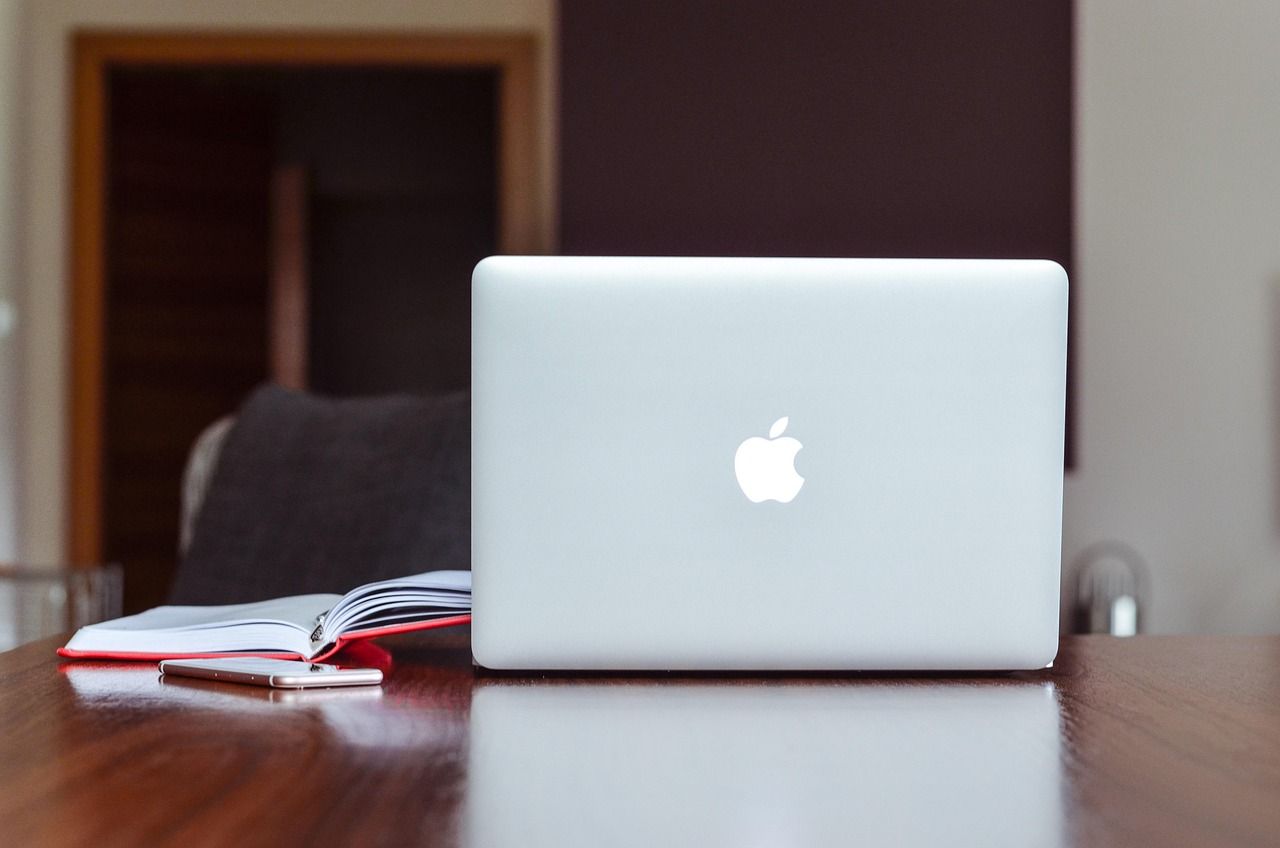 A PhD tutor using a Macbook for tutoring