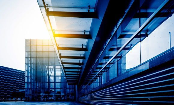 El sol brilla a través de las ventanas de un edificio.