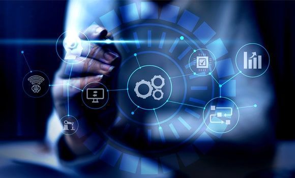 Una persona está presionando un botón en una pantalla futurista.