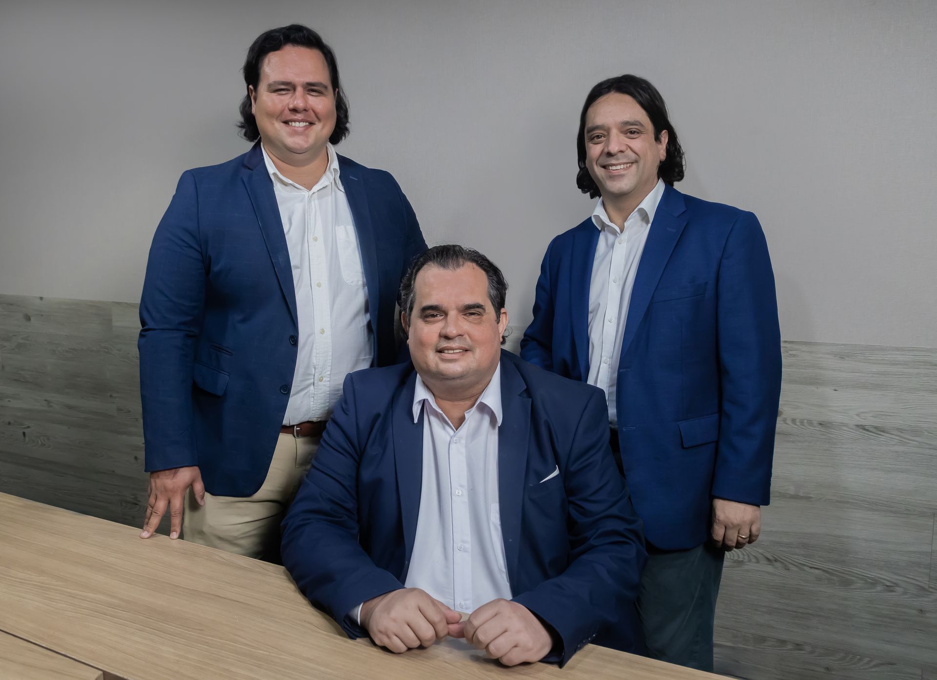 Dos hombres están sentados a una mesa en una sala de conferencias.