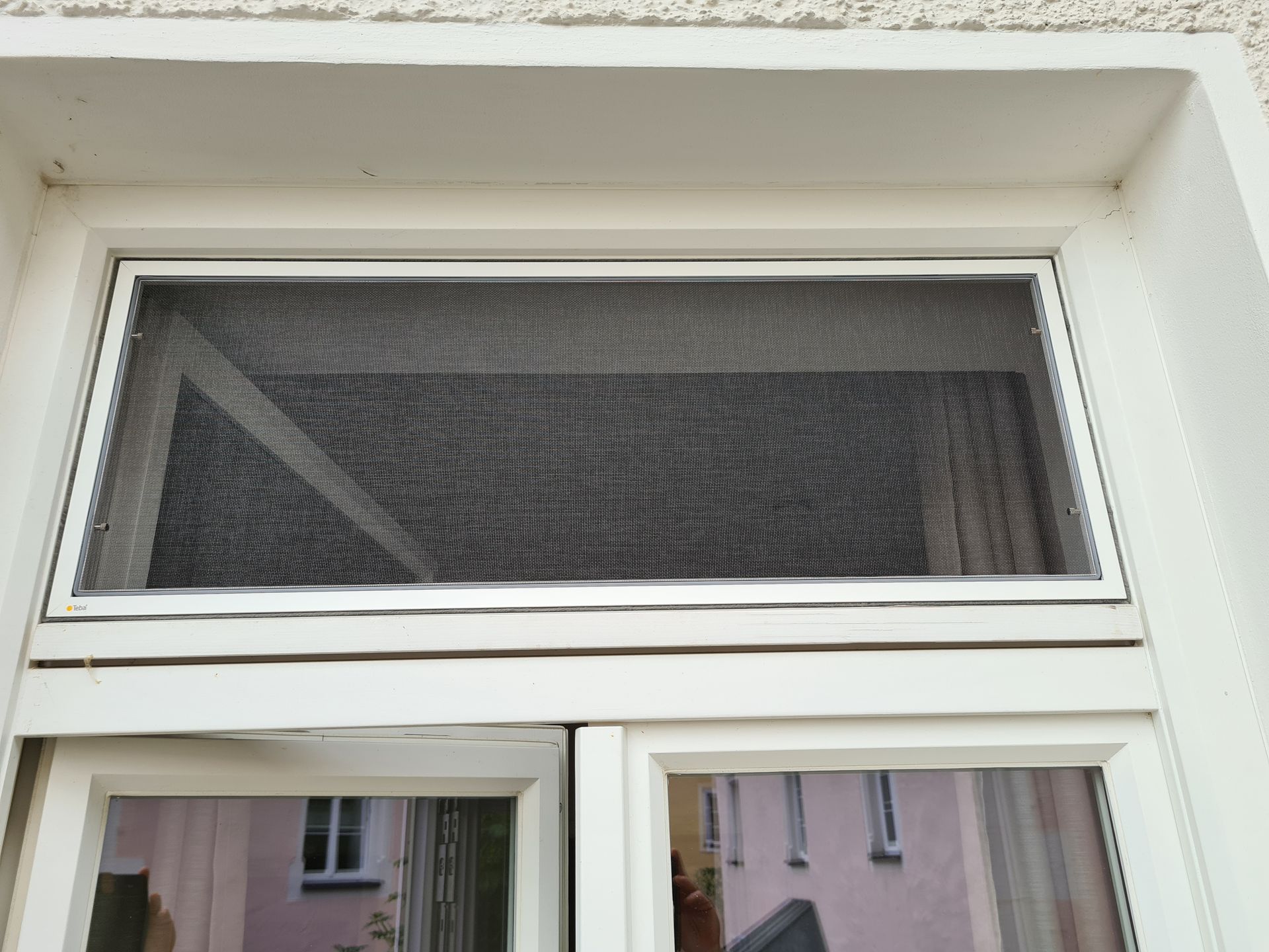 Ein weißes Fenster mit einem Bildschirm darüber