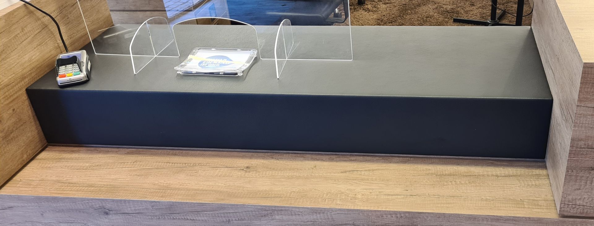 Ein Tisch mit einer durchsichtigen Acrylscheibe darauf.