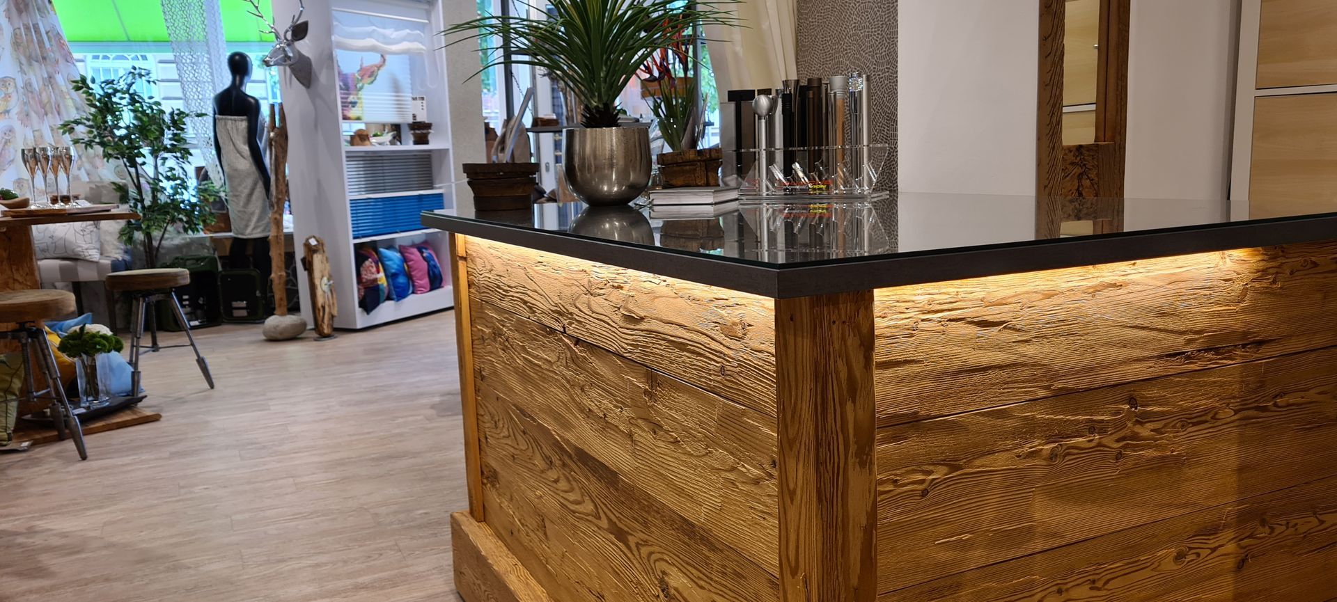 Eine Holztheke mit Glasplatte in einem Raum.