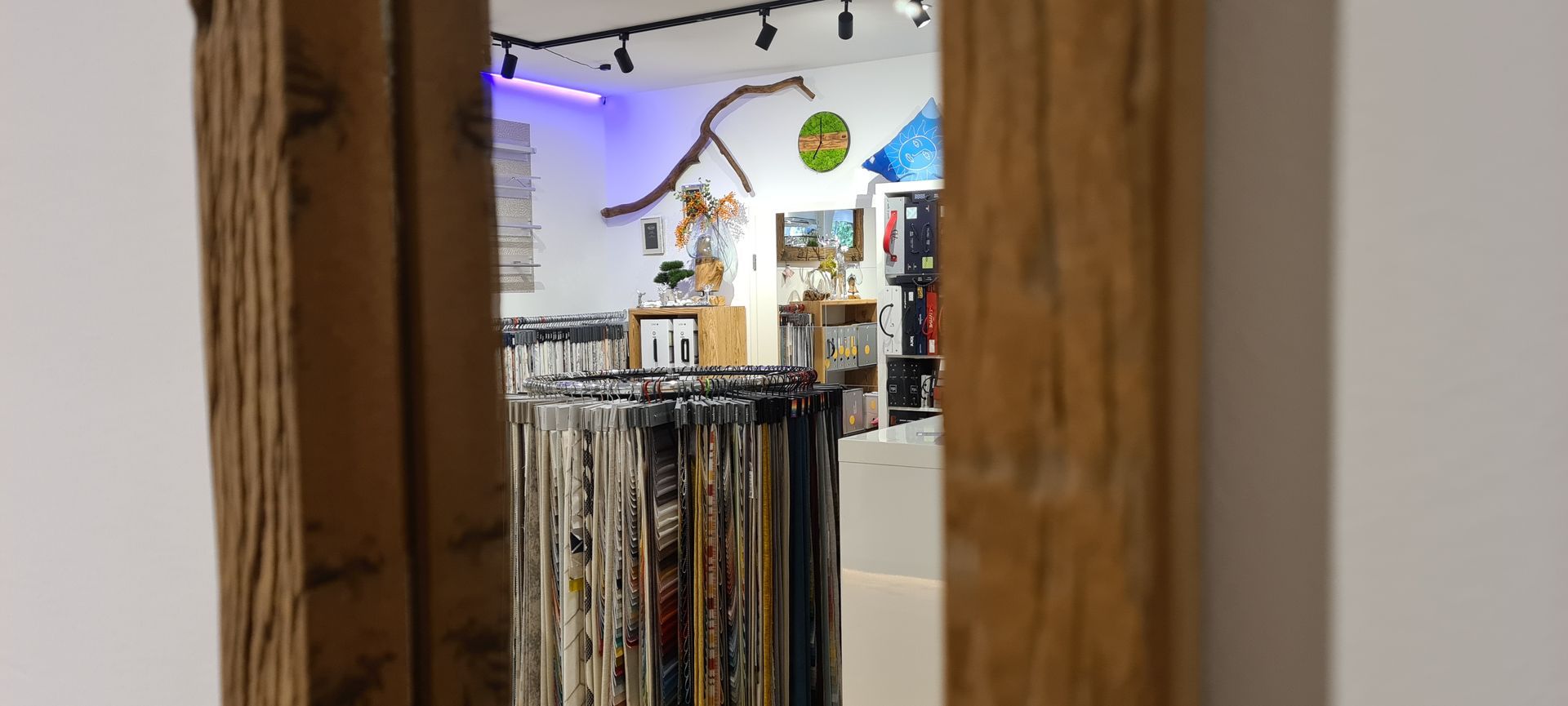 In einem Zimmer hängt ein Spiegel an der Wand.