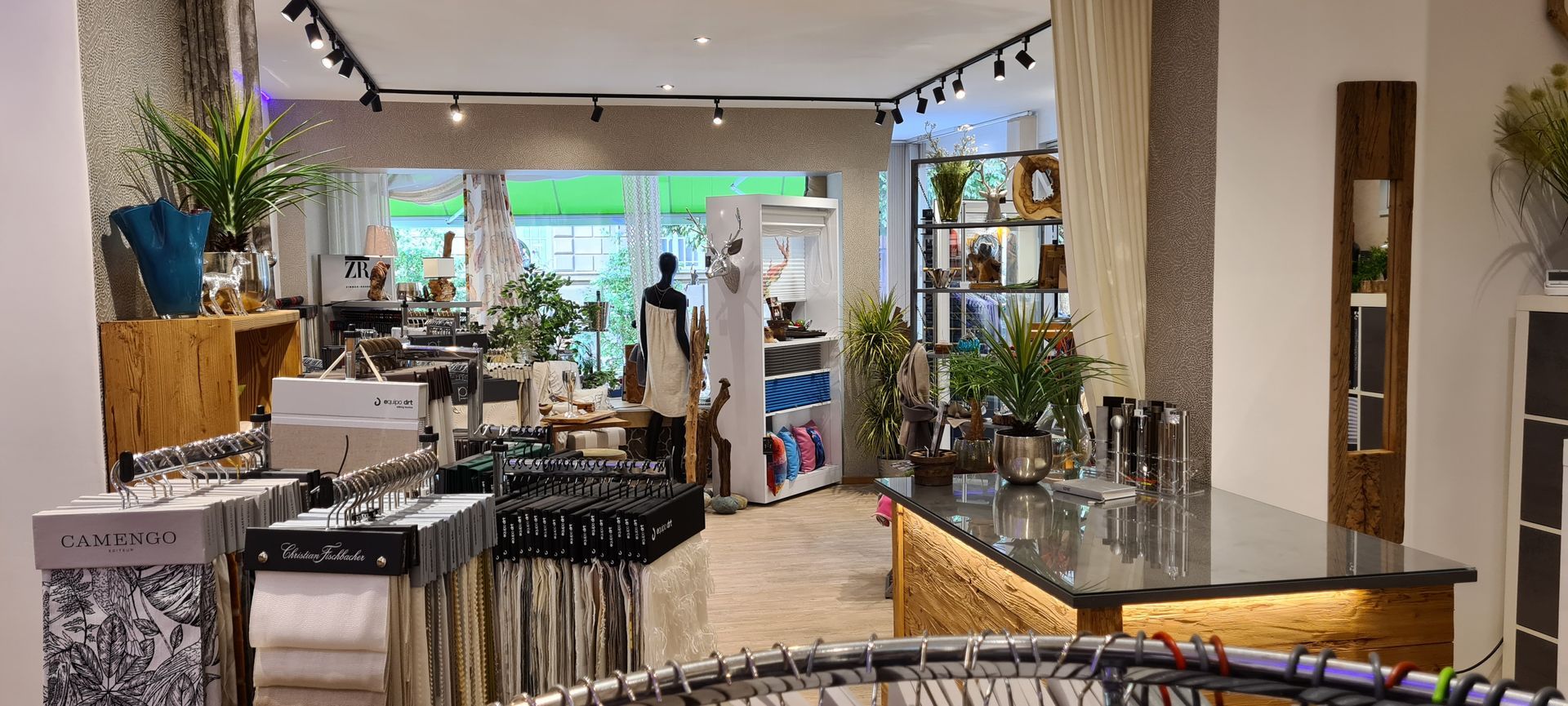 Eine Küche mit Theke und Spüle in einem Geschäft.