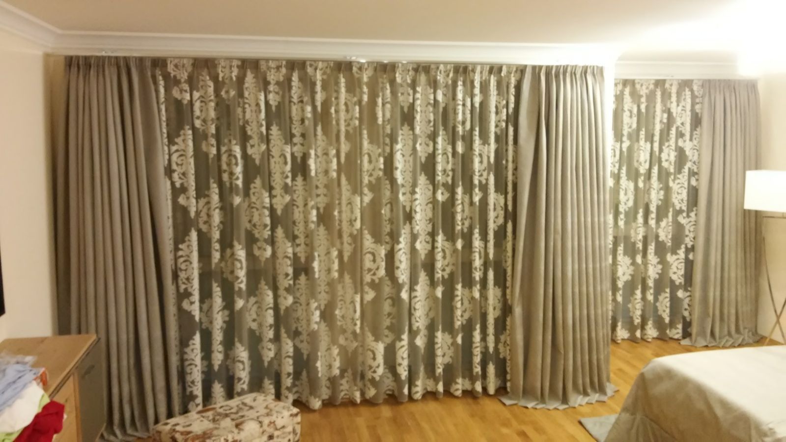 Ein Schlafzimmer mit vielen Vorhängen und einem Bett