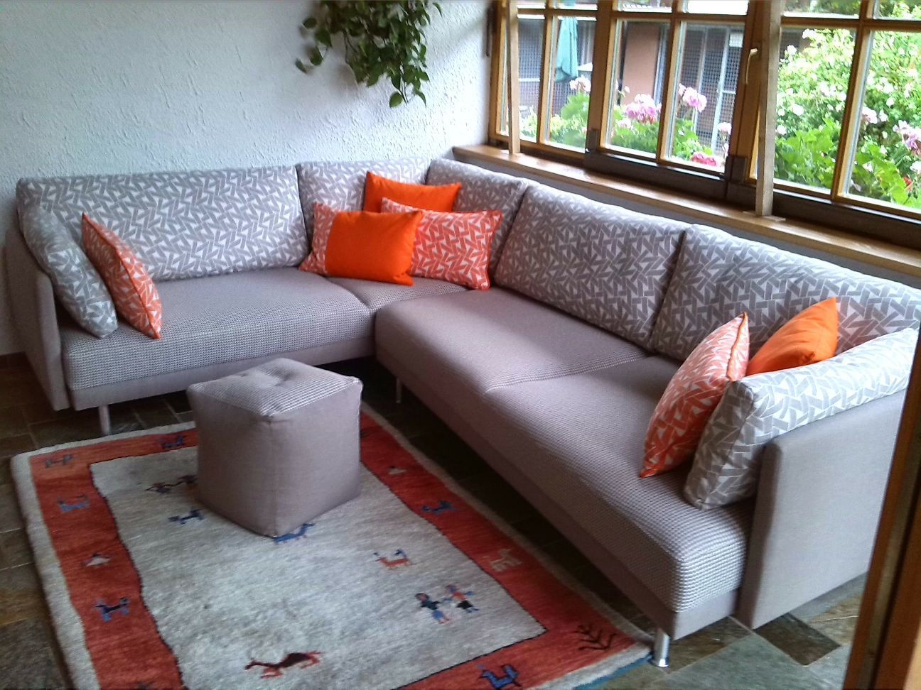 Ein Wohnzimmer mit einem großen Sofa und einem Teppich