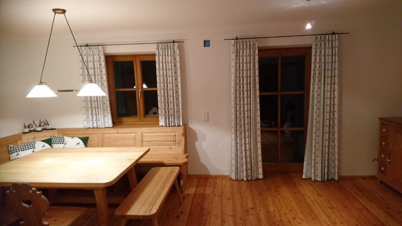 Ein Wohnzimmer mit einem Tisch und einer Bank
