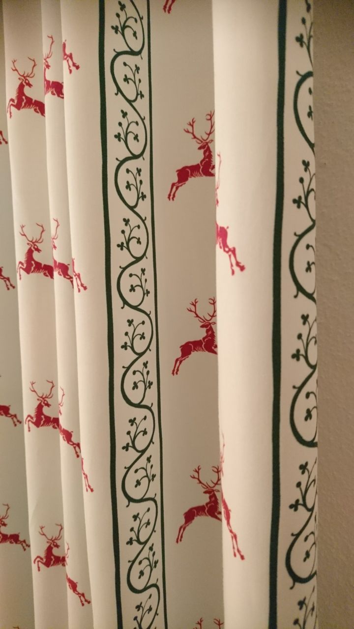 Ein weißer Vorhang mit Rothirsch darauf
