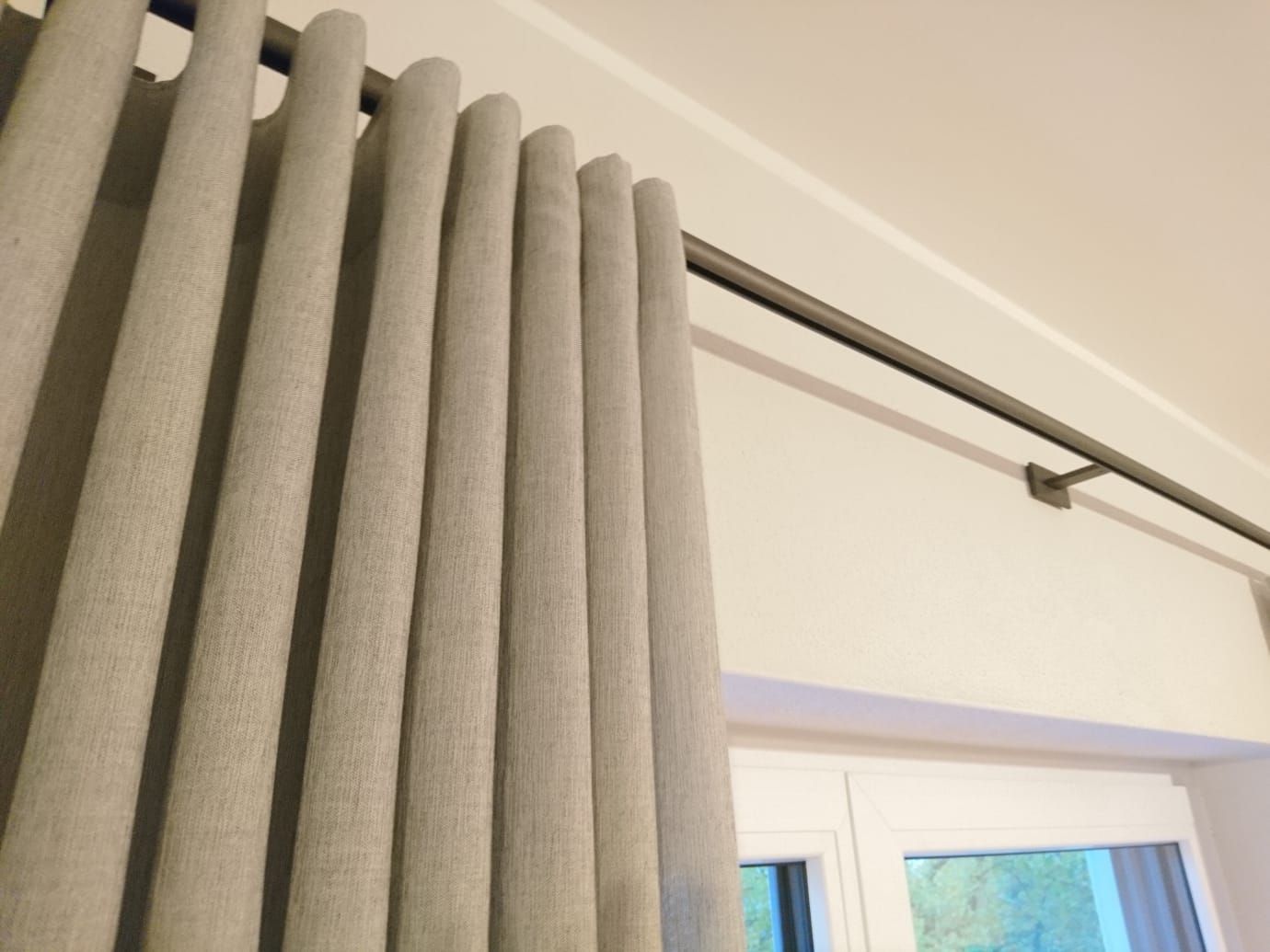 Eine Nahaufnahme eines Fensters mit Vorhängen