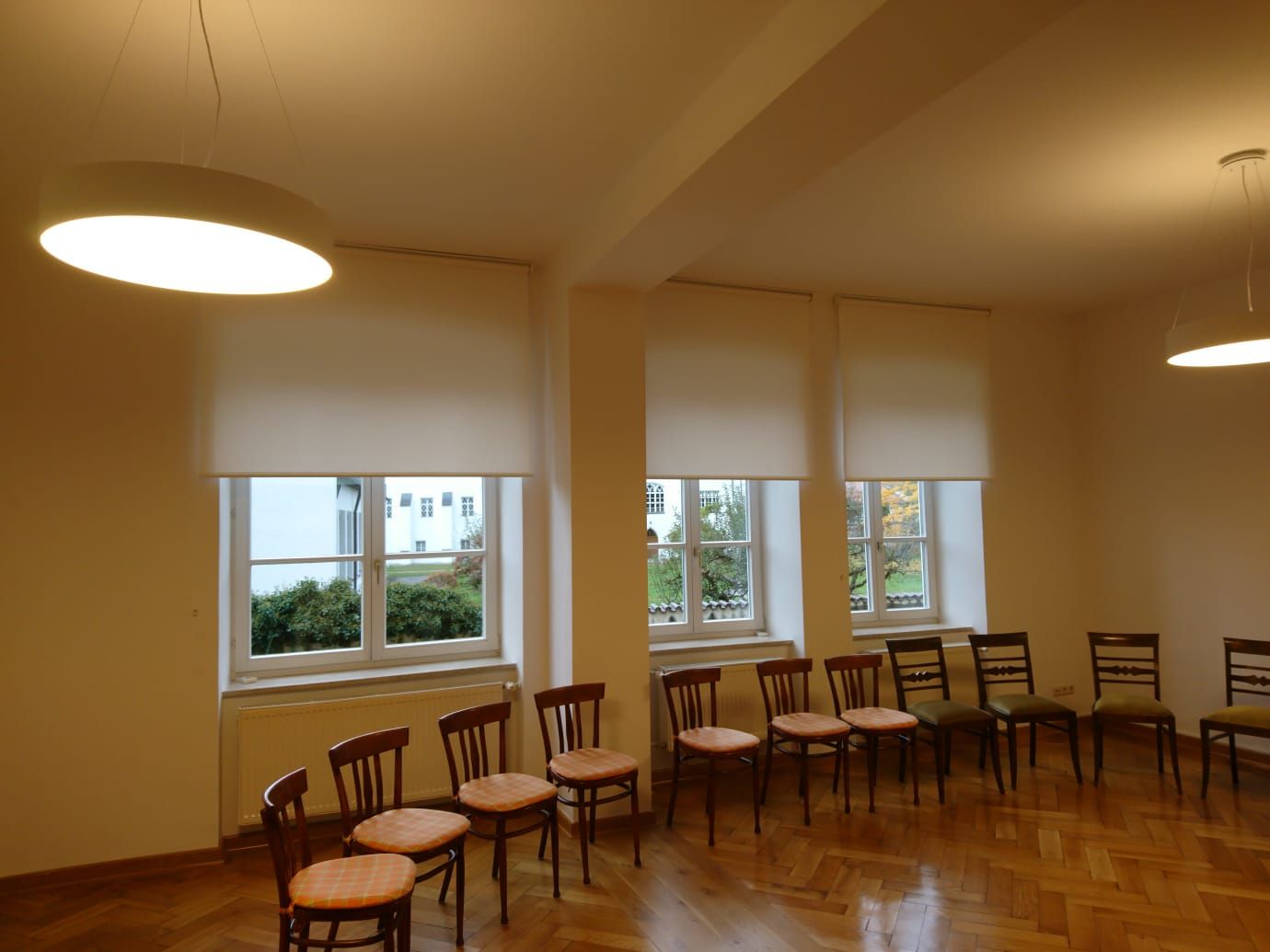 Ein Raum mit vielen Stühlen und Fenstern