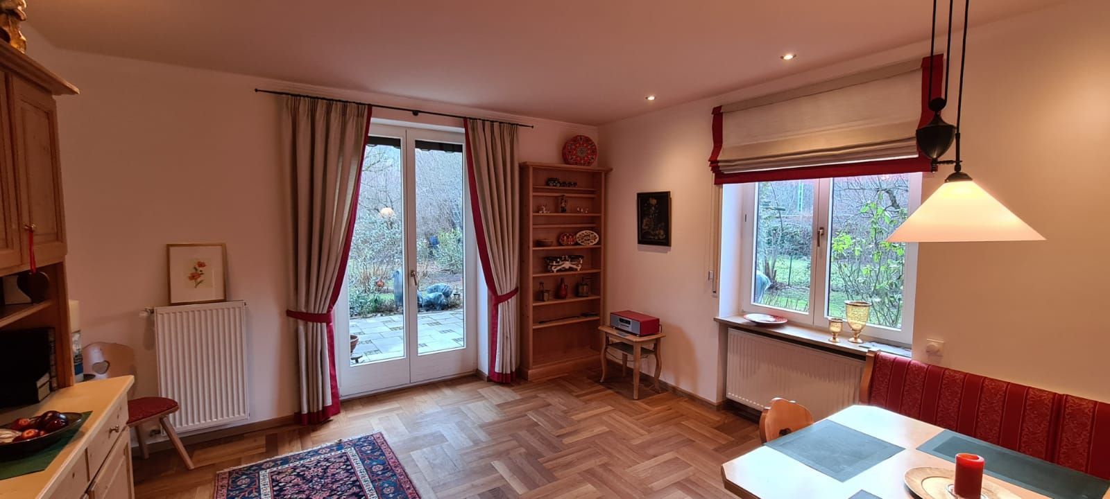 Ein Wohnzimmer mit Tisch und Stühlen und einem Fenster.
