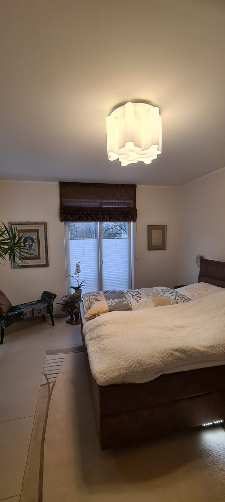 In der Mitte des Zimmers steht ein großes Bett.