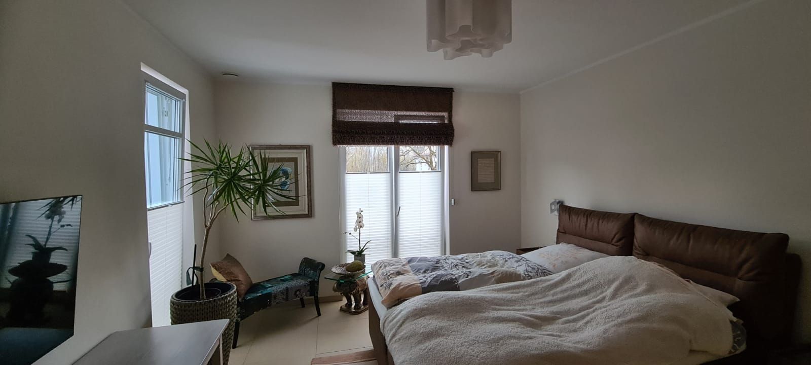 In der Mitte des Zimmers steht ein großes Bett.
