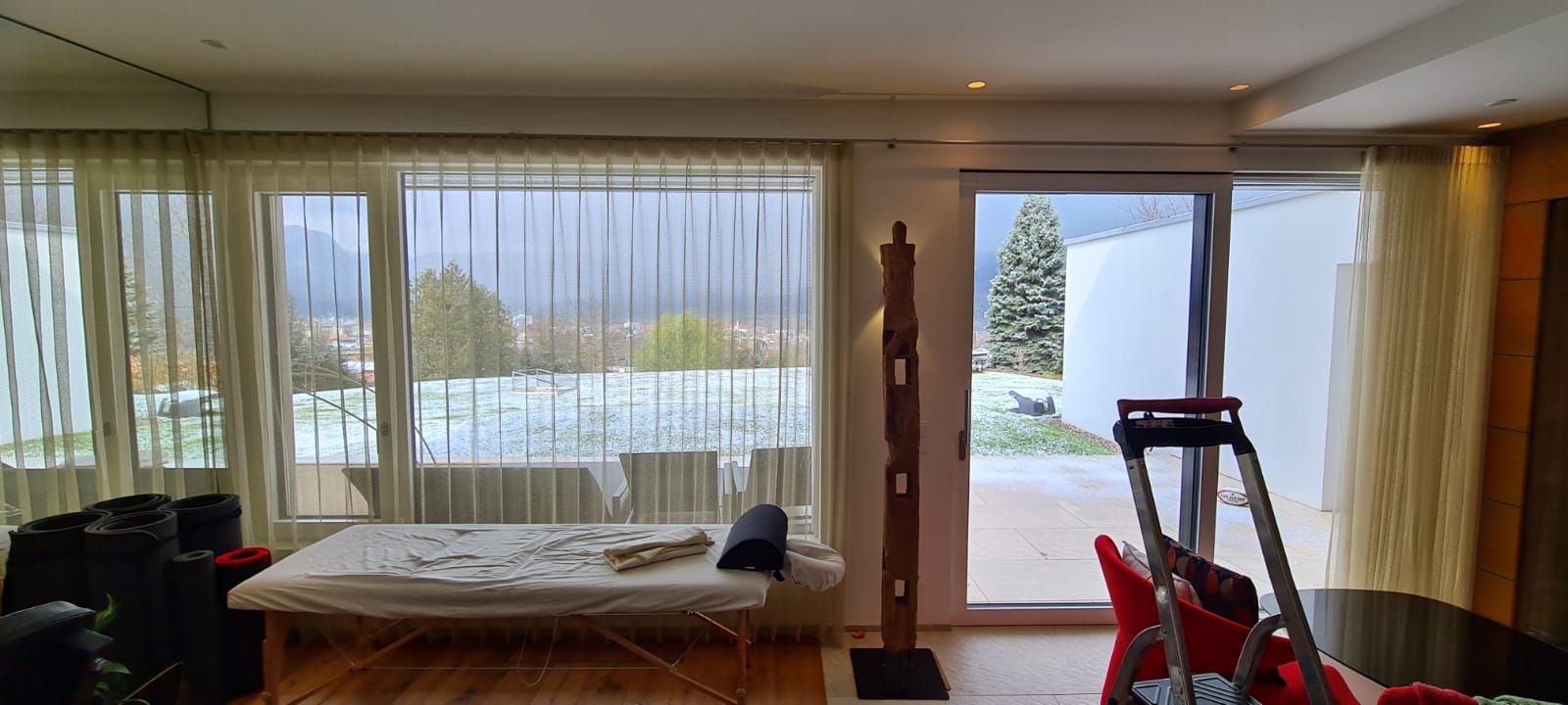 Ein Wohnzimmer mit einem Bett und einer Leiter darin.