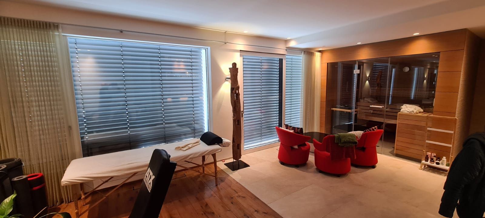 Ein Wohnzimmer mit einem Tisch und Stühlen darin.