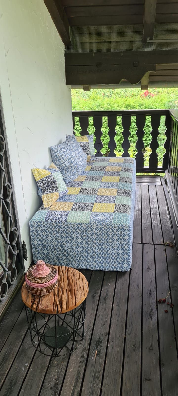 Auf der Veranda stehen ein Sofa und ein Tisch.