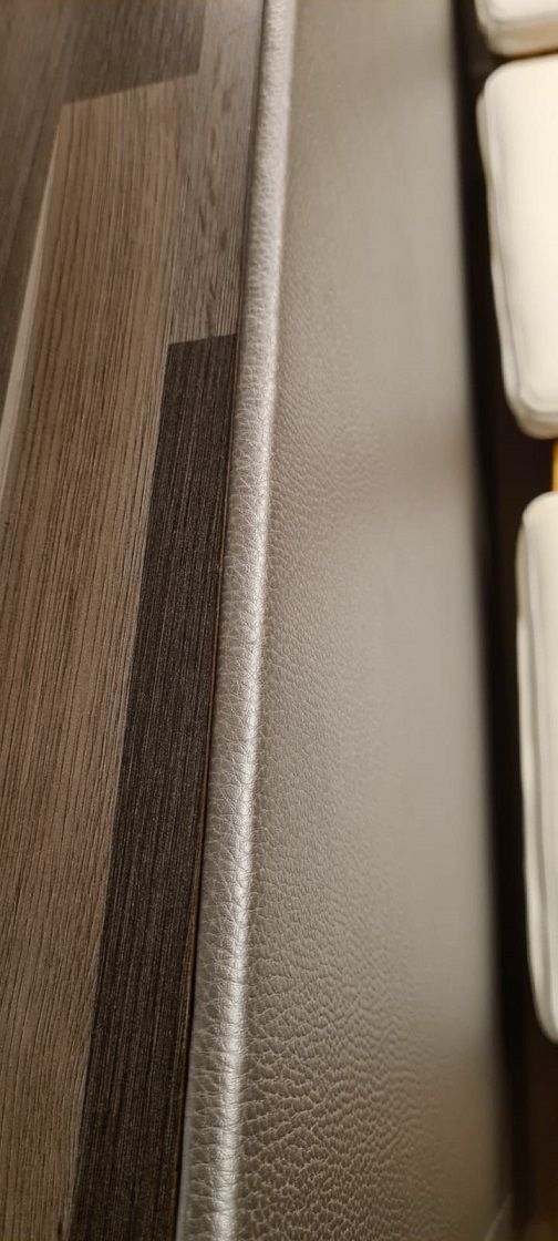 Eine Nahaufnahme einer mit Teppich ausgelegten Treppe mit weißem Geländer.