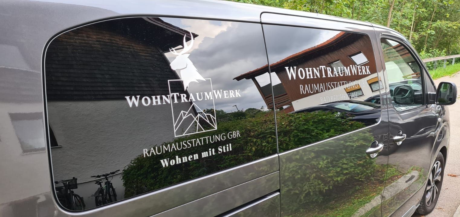 Ein schwarzer Lieferwagen steht am Straßenrand.