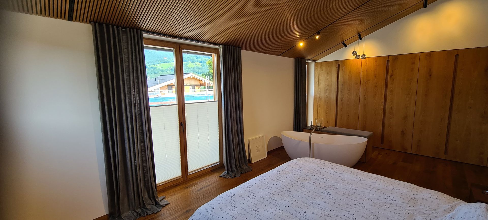 Ein Schlafzimmer mit einem großen Bett und einer Badewanne.