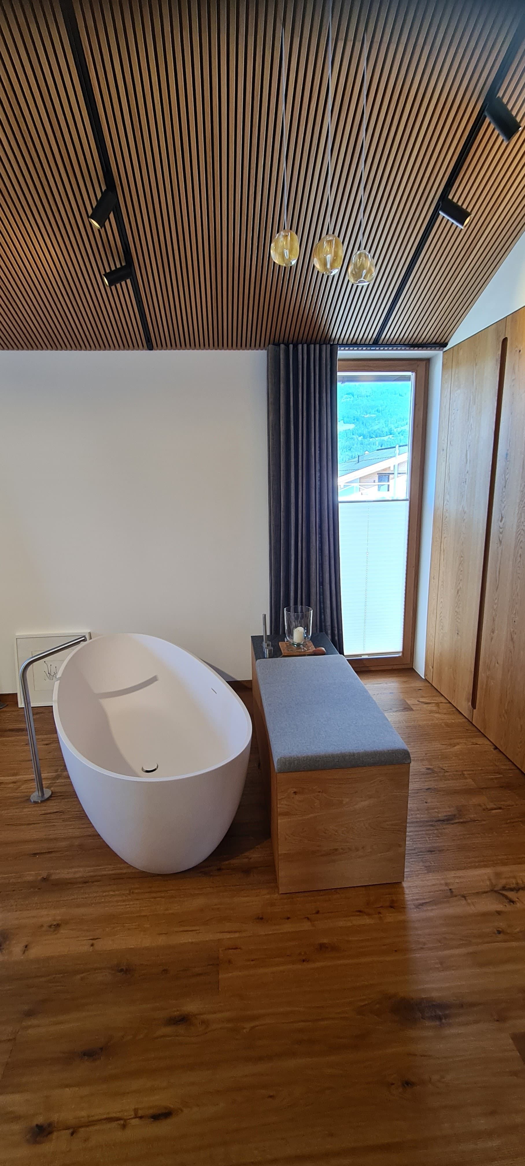 In der Mitte des Zimmers befindet sich eine Badewanne.