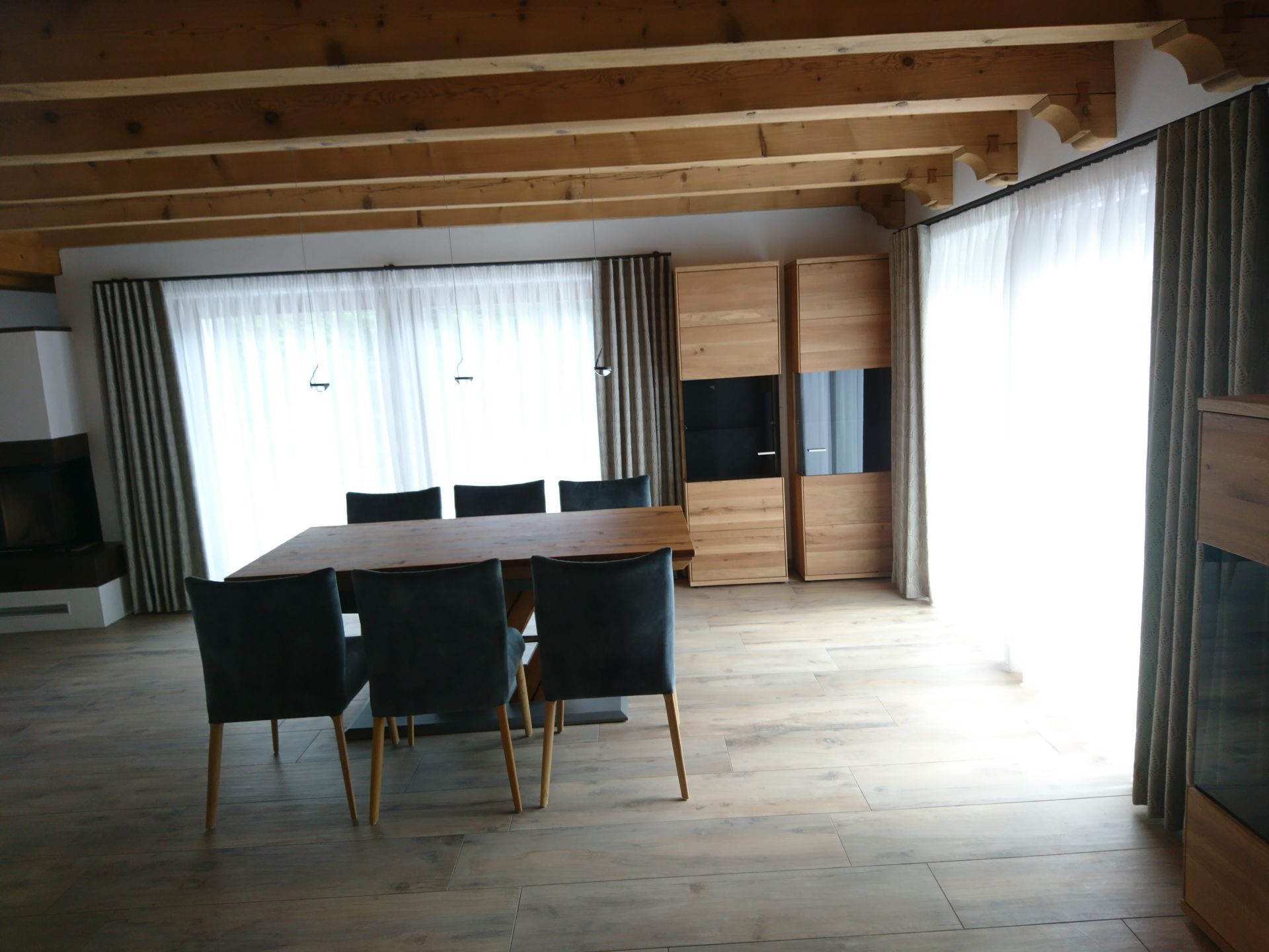 Ein Esszimmer mit einem Tisch und Stühlen darin