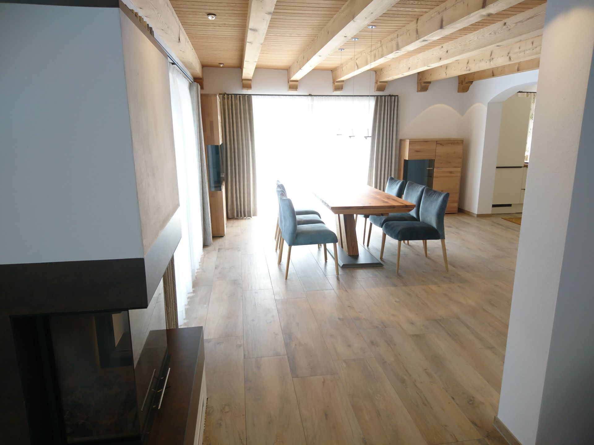 Ein Esszimmer mit Tisch und Stühlen und einem Kamin