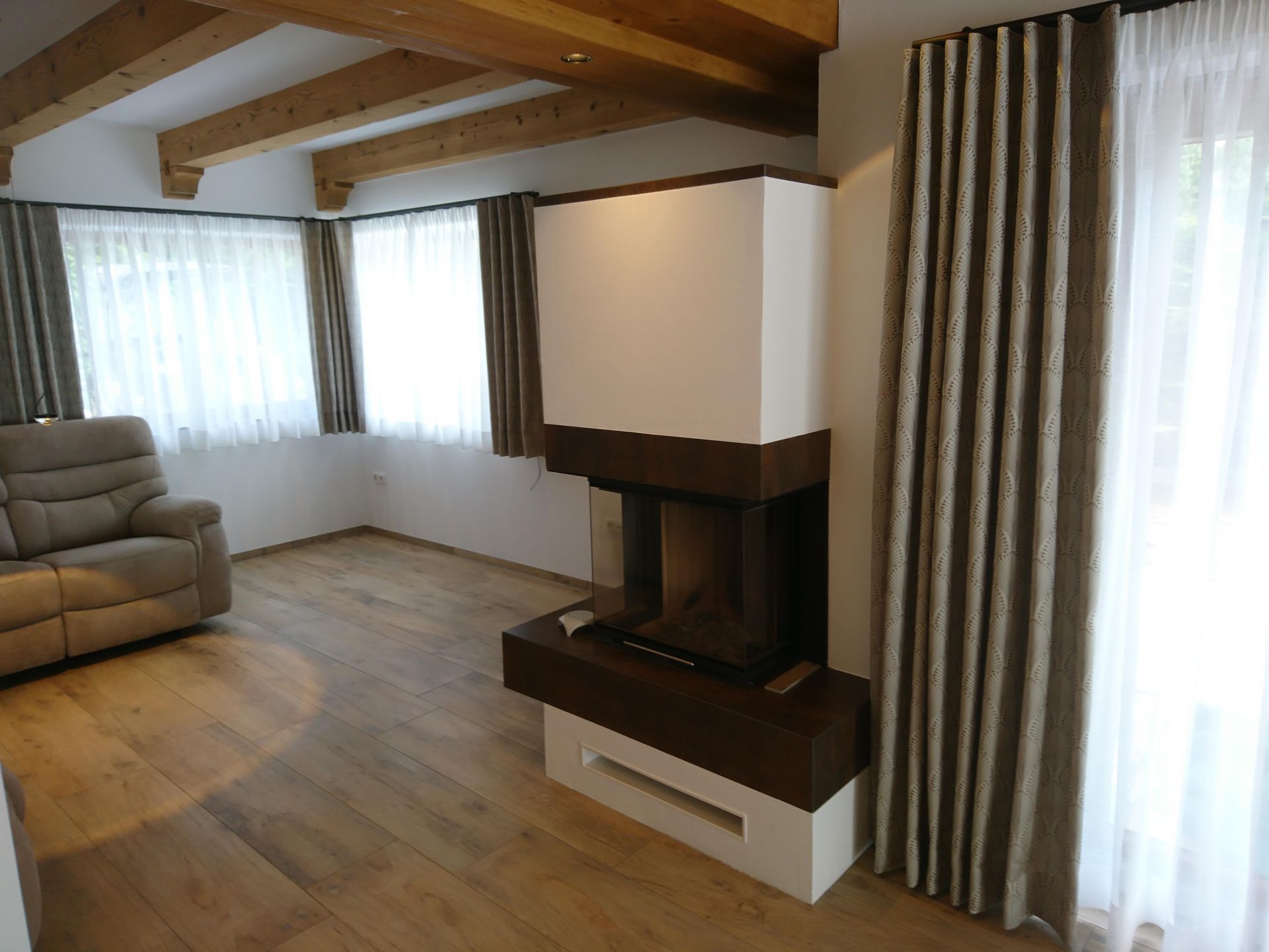 Ein Wohnzimmer mit Kamin und Couch