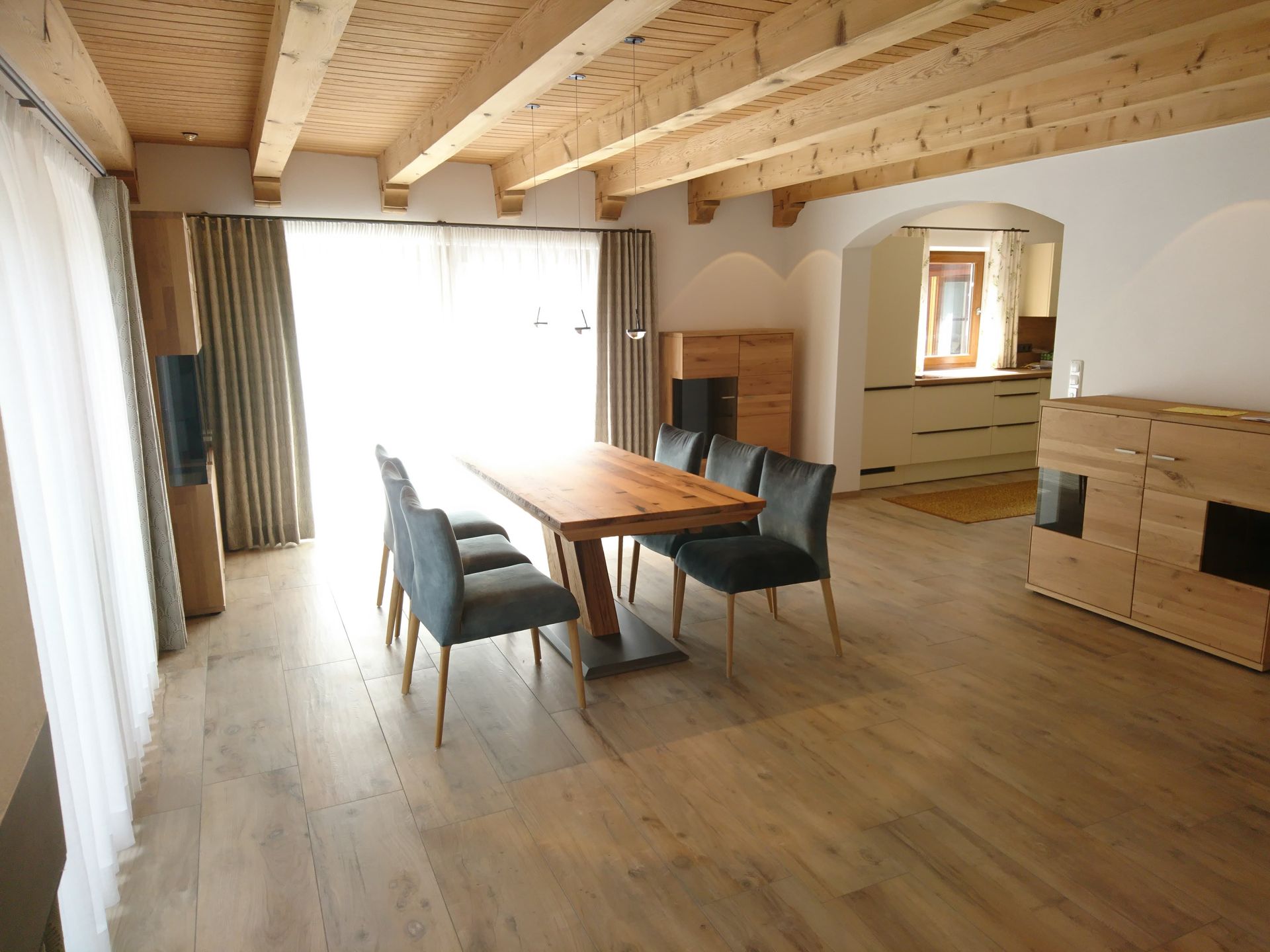 Ein Esszimmer mit einem Holztisch und Stühlen