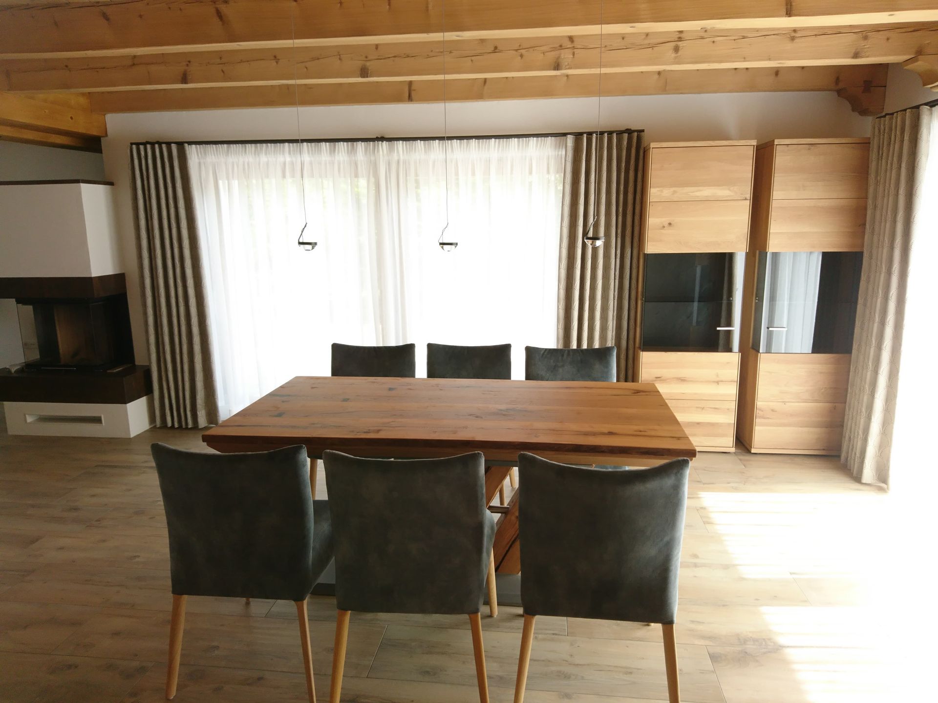 Ein Esszimmer mit einem Holztisch und Stühlen